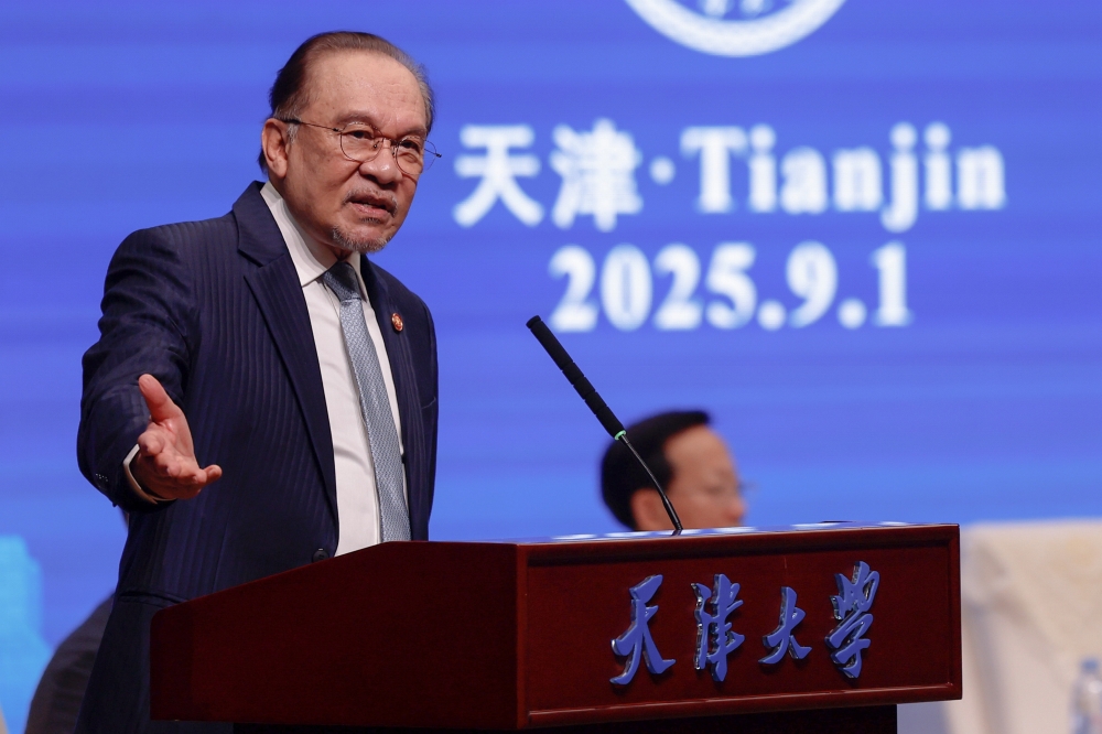 Malaysia is exploring new markets for its semiconductor industry as part of its diversification efforts to move into new and non-traditional markets, said Prime Minister Datuk Seri Anwar Ibrahim. — Bernama pic