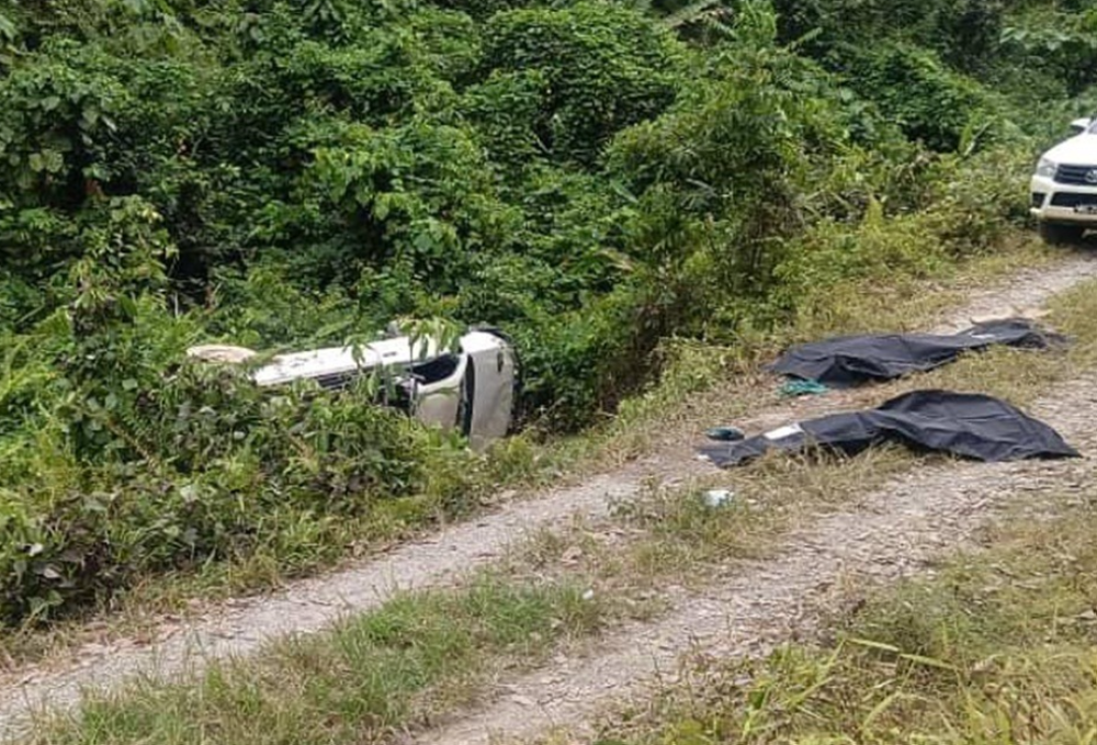 Two Bangladeshi plantation workers were killed when a Toyota Hilux four-wheel drive they were travelling in skidded and overturned at Jalan Ladang Argopolitan Gahai, Kampung Tanjung Gahai in Kuala Lipis yesterday. — Bernama pic/IPD Lipis