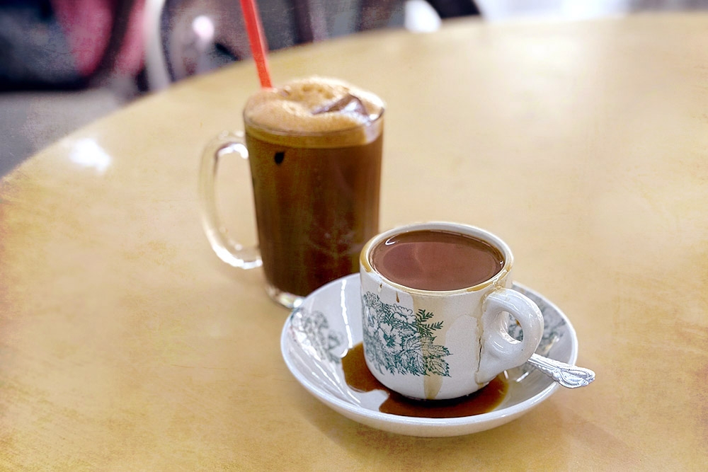 Creamy ‘kopi’ and ‘cham ais’. — Picture by CK Li