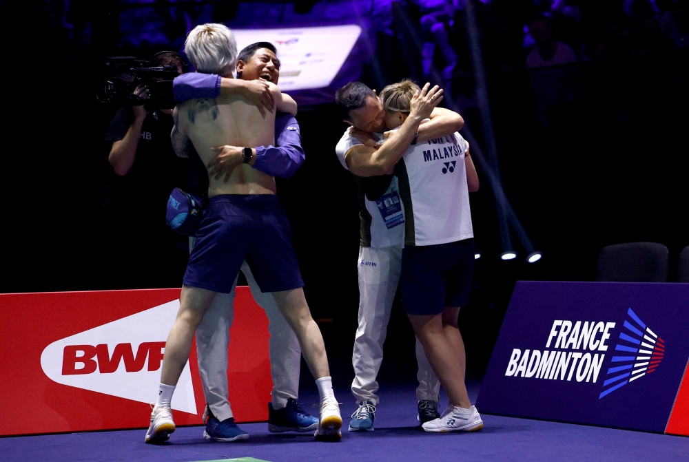 Malaysia’s Chen Tang Jie Chen and Toh Ee Wei celebrate with their coaches after winning the mixed doubles final match against China’s Zhen Bang Jiang and Ya Xin Wei at the Adidas Arena in Paris, August 31, 2025. — Reuters pic 