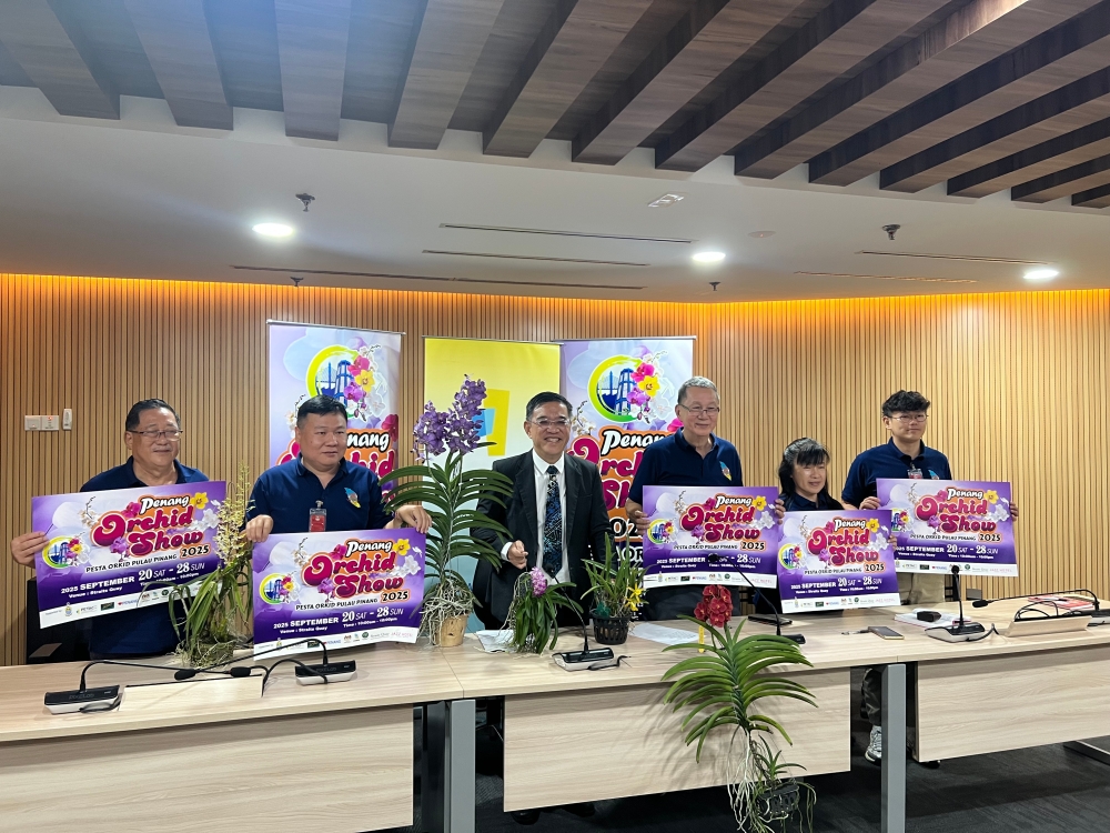 Tourism and creative economy state exco Wong Hon Wai (third from left) with the Fomos committee members at the press conference announcing the annual Penang Orchid Show 2025. — Picture by Opalyn Mok