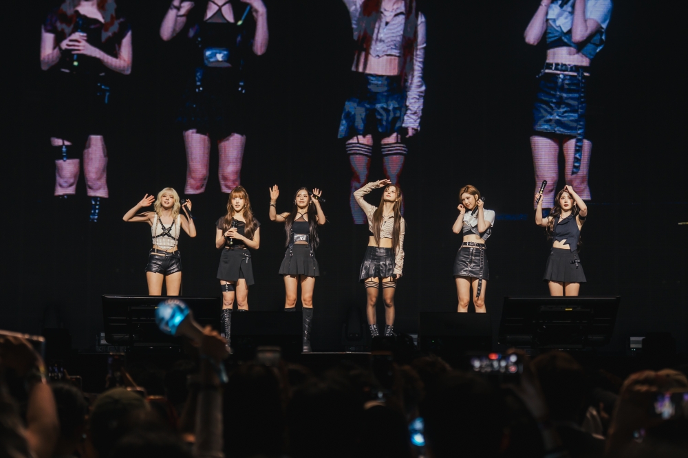 NMIXX shows appreciation to fans at the Idea Live Arena following a stellar performance. — Photo courtesy of LOL Asia