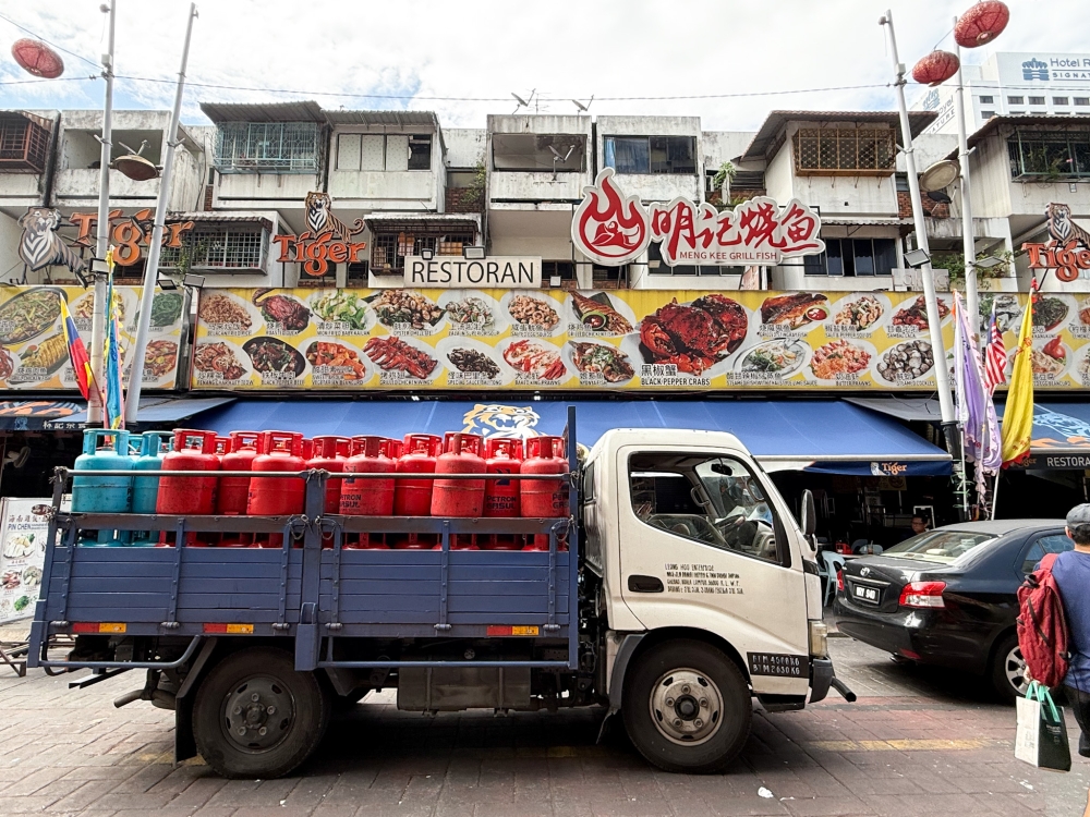 Look for the Meng Kee Grill Fish signage for this coffee shop, where Pin Chen Hainanese Chicken Rice is a stall inside. — Picture by Lee Khang Yi
