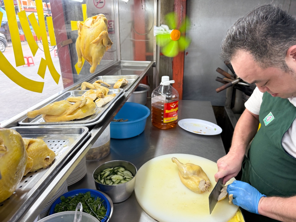 Place your order and watch as they skilfully cut the chicken for you. — Picture by Lee Khang Yi