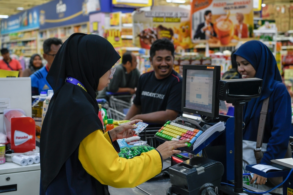 Shoppers use the RM100 Sumbangan Asas Rahmah (SARA) aid to buy daily necessities on the fourth day of its rollout at Mydin Hypermarket in Alor Setar September 3, 2025. The one-off aid, credited via MyKad from August 31, benefits 22 million Malaysians with a RM2 billion allocation. — Bernama pic