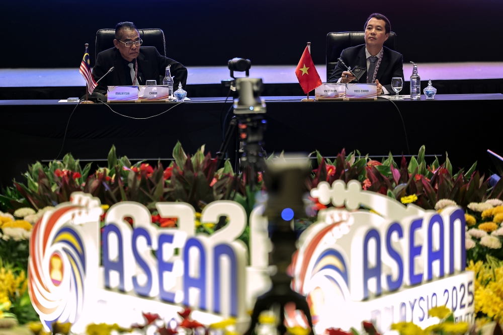 Director General Department of Environment, Datuk Wan Abdul Latiff Wan Jaffar (left) with Deputy Director General of Vietnam Forestry Department Ministry of Agriculture and Environment, Dr Bui Chinh Nghia (right) at the 18th Asean Ministerial Meeting on Environment (AMME-18) at the Langkawi International Convention Centre (LICC) today. — Bernama pic