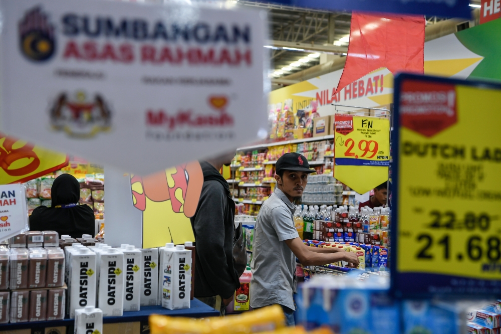 Consumers use the RM100 Sumbangan Asas Rahmah (SARA) aid to purchase daily necessities at the Mydin Alor Setar Supermarket in Alor Setar on September 3, 2025. — Bernama pic