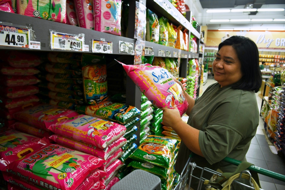 Nancy Kebing, 42, used the RM100 Sumbangan Asas Rahmah (Sara) credit to purchase daily necessities at Farley Supermarket yesterday. — Bernama pic