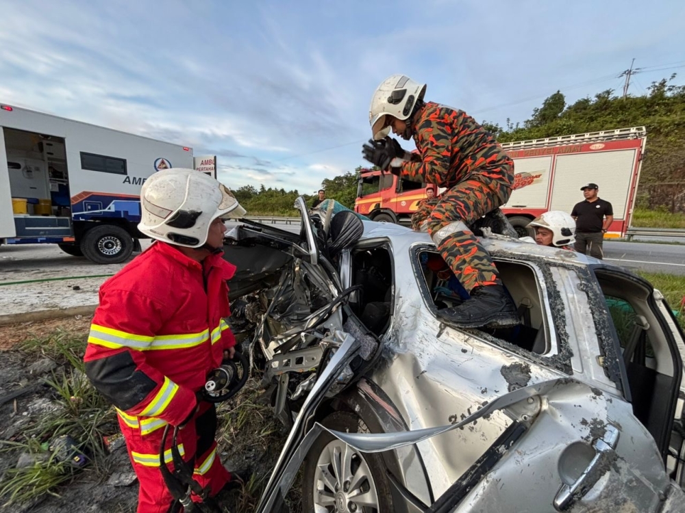 Firefighters work to extricate the accident victims near Rumah Panjang Melayu Ulu, Pan Borneo Highway in Betong. — Picture courtesy of Fire and Rescue Department 