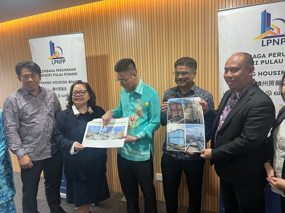Penang infrastructure, transport and digital committee chairman Zairil Khir Johari (centre) shows the projects that were approved under the Prihatin programme. — Picture by Opalyn Mok