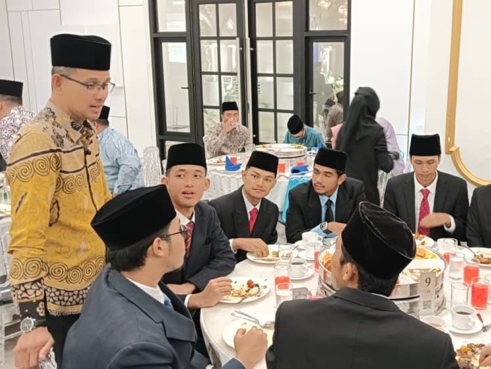 Johor Islamic Religious Affairs Committee chairman Mohd Fared Mohd Khalid (left) meets students bound for the Middle East during a presentation ceremony at Dewan Bizmilla, Johor Bahru, September 4, 2025. — Picture by Ben Tan 