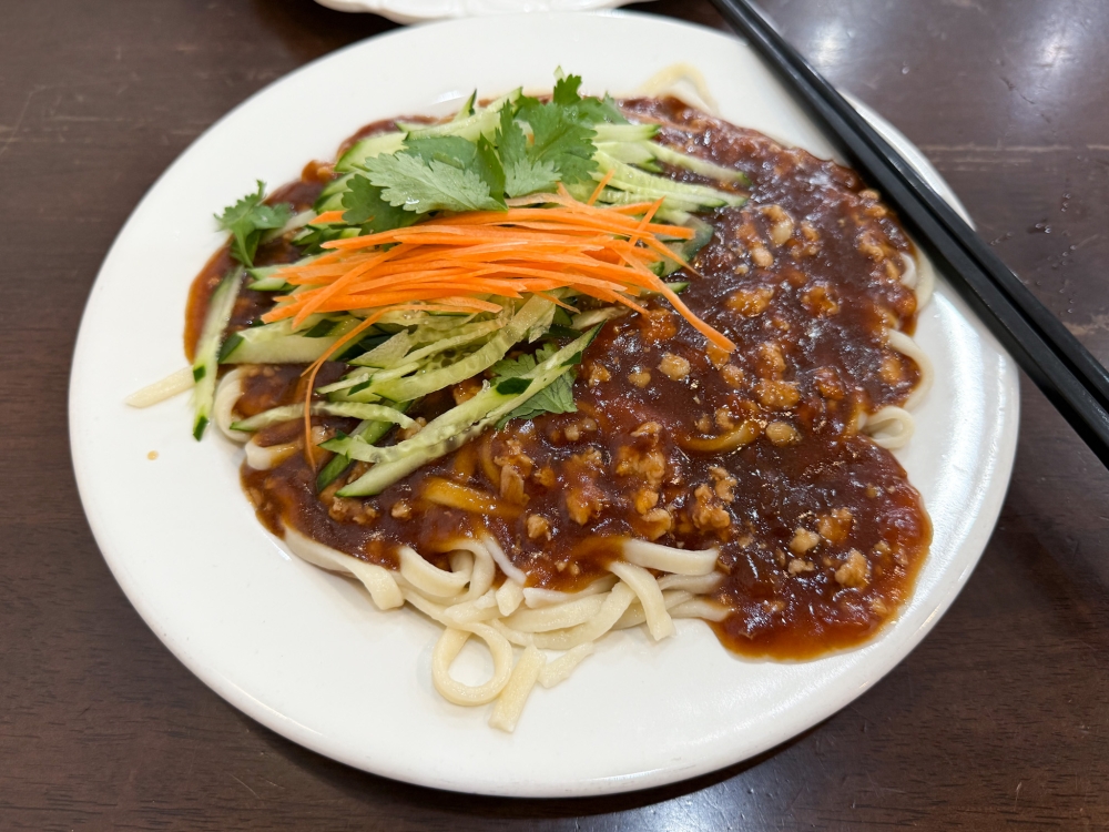 Various noodles can be ordered like this Rou Sui Ban Mian with chewy noodles drenched in a meat sauce with cucumber and carrots. — Picture by Lee Khang Yi