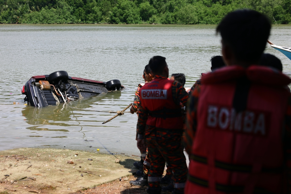 The Malaysian Fire and Rescue Department recovers a car that sank in Sungai Linggi at Tanjung Agas, Port Dickson, September 4, 2025. — Bernama pic