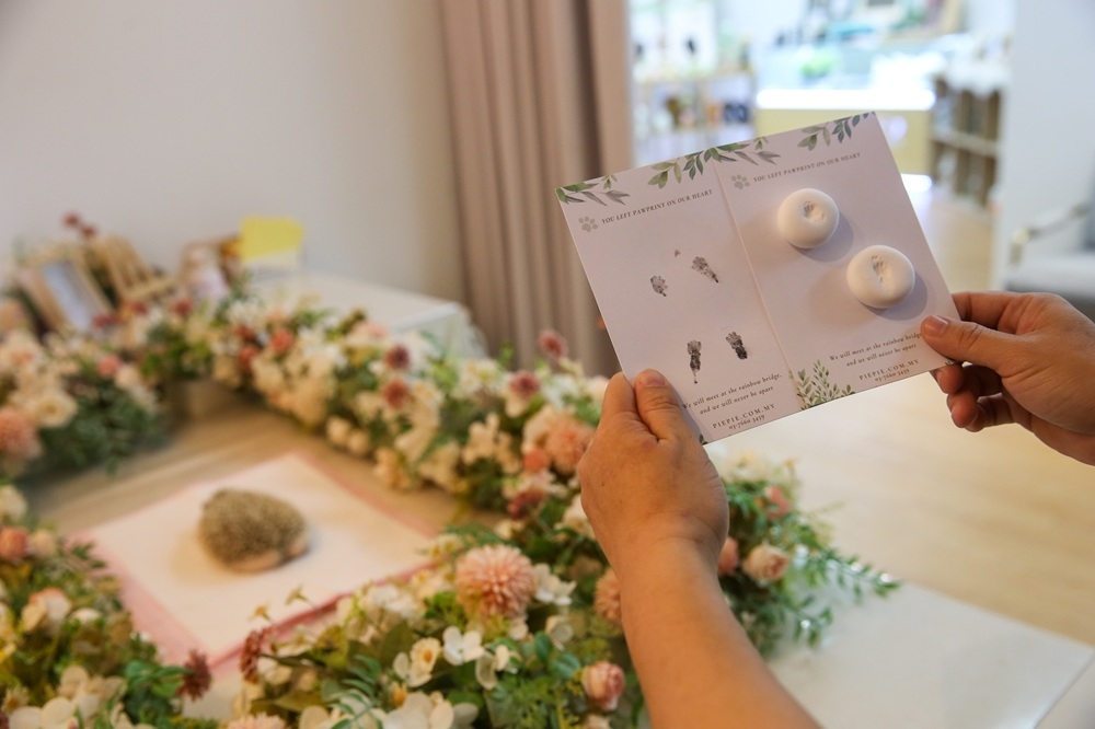 Various mementos such as nose and paw prints are collected by owners from their deceased pet during a farewell ceremony. — Picture by Choo Choy May