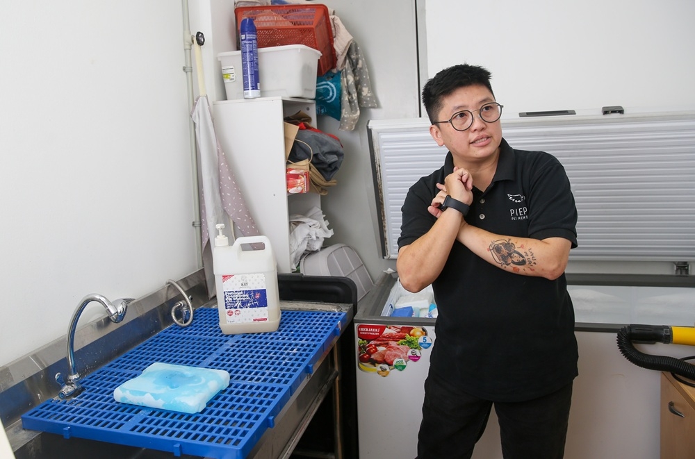 Ng gesturing to her workstation where she prepares and performs the necessary restorative work to ensure a deceased pet is fit for a farewell ceremony. — Picture by Choo Choy May