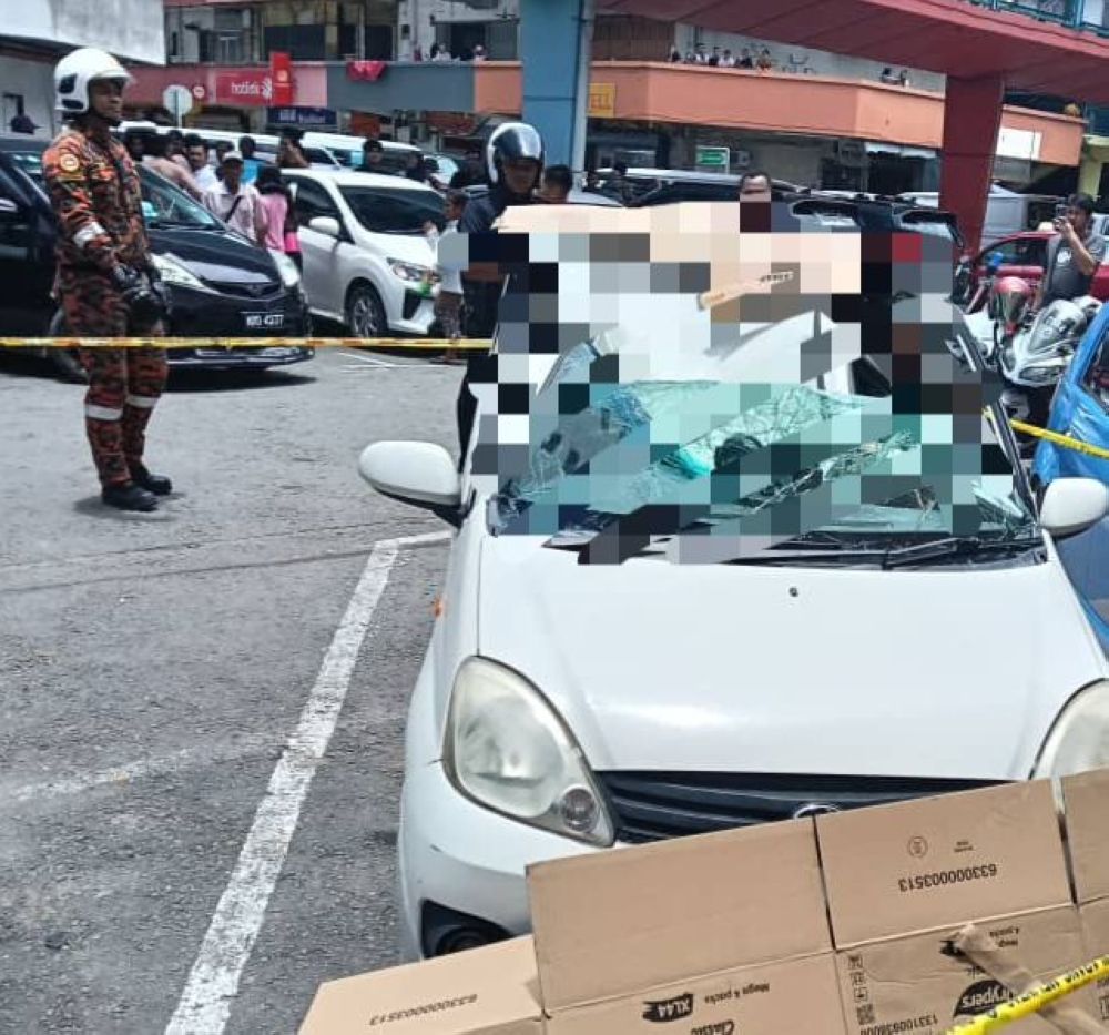 The man fell from the KK Plaza shopping centre and landed on a vehicle, resulting in serious injuries on September 5, 2025. — The Borneo Post pic