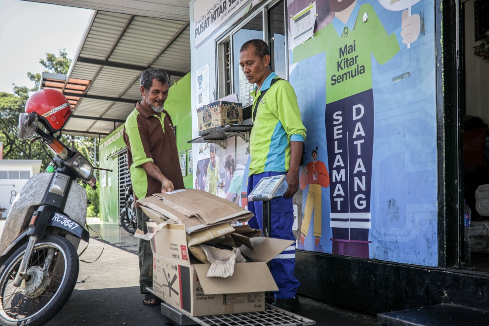Among the items he collects are boxes, milk tins, mineral water bottles and scrap metal, which he gathers around large rubbish bins and night markets before selling them at the Pasar Sena Drive-Thru Recycle Centre (DTRC). — Bernama pic