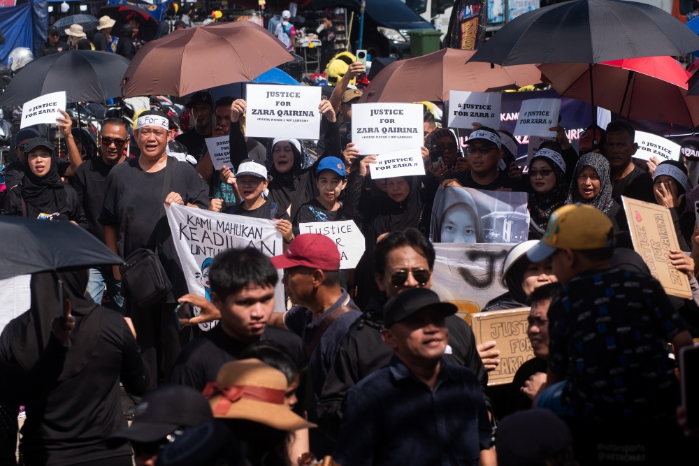 People participate in a solidarity rally at the car park of the Labuan Food Court on August 10, 2025, to demand justice for Zara Qairina Mahathir. — Bernama pic