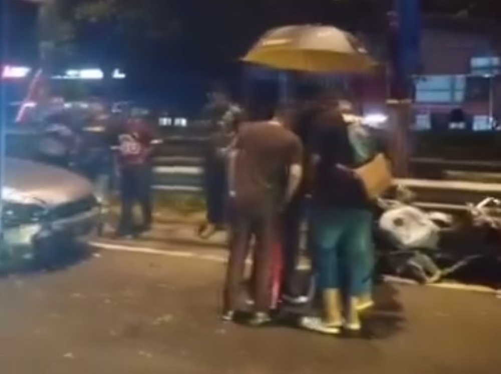 Johor Bahru Utara police chief ACP Balveer Singh Mahindar Singh said in the 4am incident, the car from the Skudai direction was believed to have gone out of control before hitting two Kawasaki EX250 motorcycles parked at the scene. — Screengrab via Facebook/Community Roda Johor