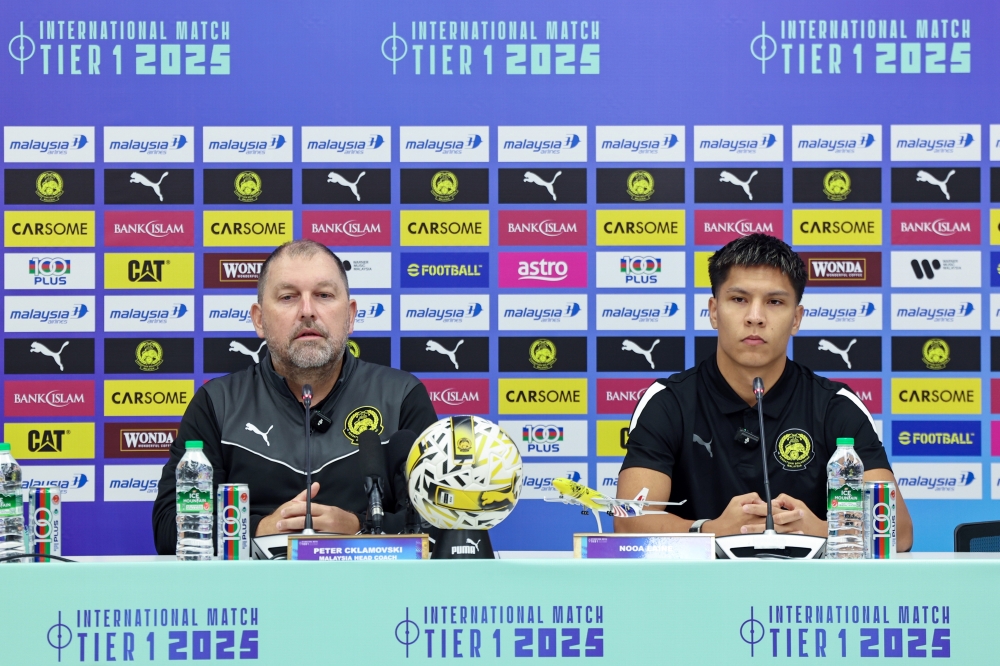National head coach Peter Cklamovski (left) with Harimau Malaya player Nooa Laine at a press conference ahead of the tier 1 friendly match against the Palestine national squad at the Sultan Ibrahim Stadium September 7, 2025. — Bernama pic