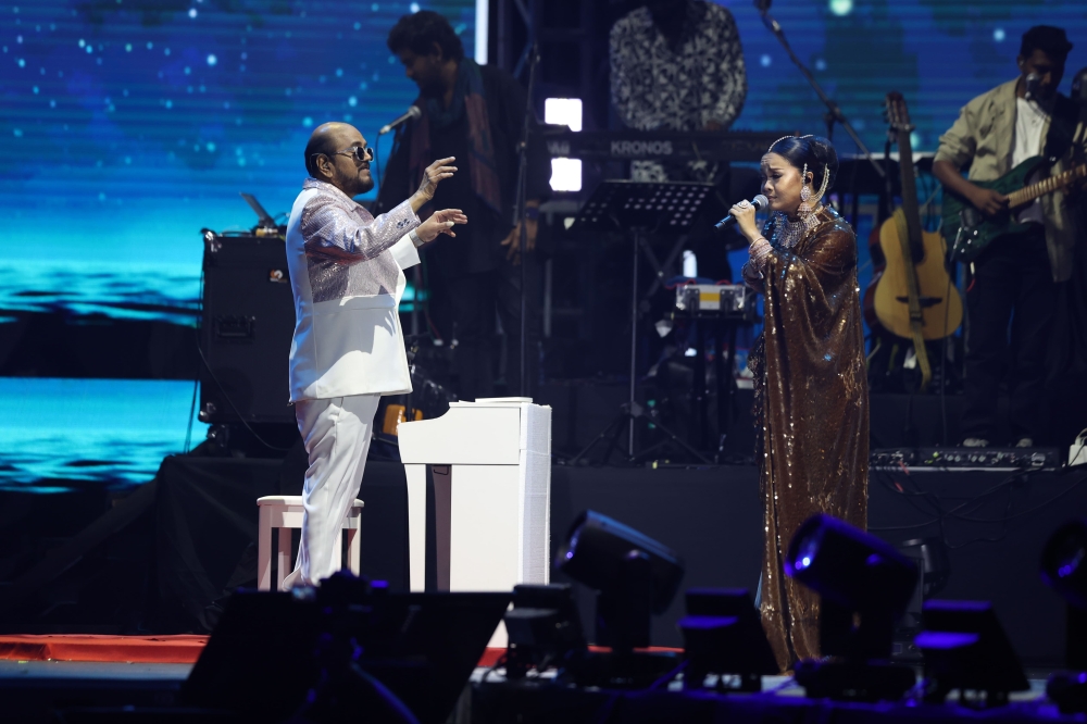 Melody King Vidyasagar composes first Malay song ‘Cuba’ live for Mimifly at second KL concert, wows 5,000 fans