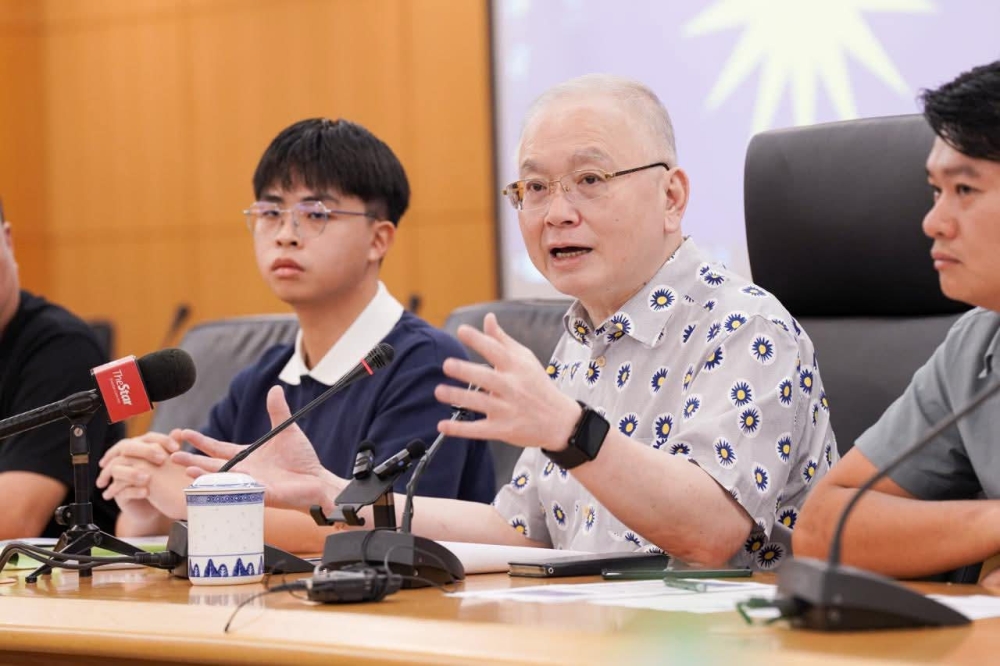 MCA president Datuk Seri Wee Ka Siong with top STPM scorer Edward Wong Yi Xian at a press conference in Kuala Lumpur yesterday. — Picture via Facebook.