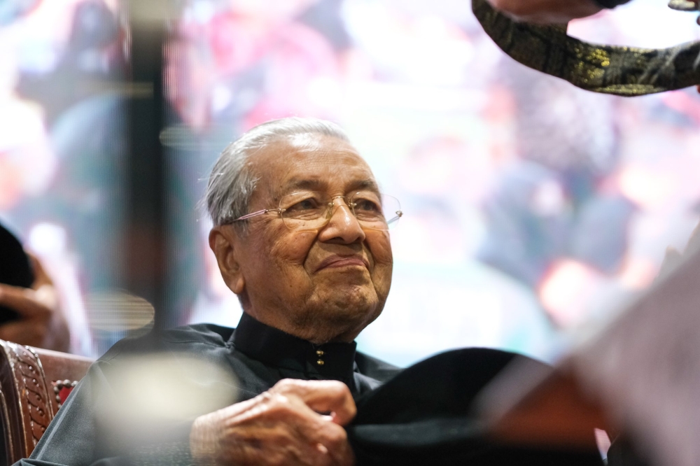 The Malaysian Anti-Corruption Commission (MACC) is intensifying investigations into former prime minister Tun Dr Mahathir Mohamad by working with UK authorities to trace and recover assets allegedly linked to him and his family. — Picture via Facebook/YB Dr Riduan