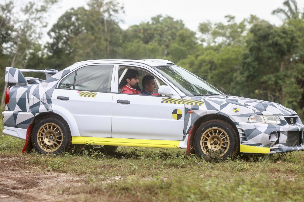 Irfan Zaini and Jack Tan on the set of ‘Terbang’. — Picture by Sayuti Zainudin