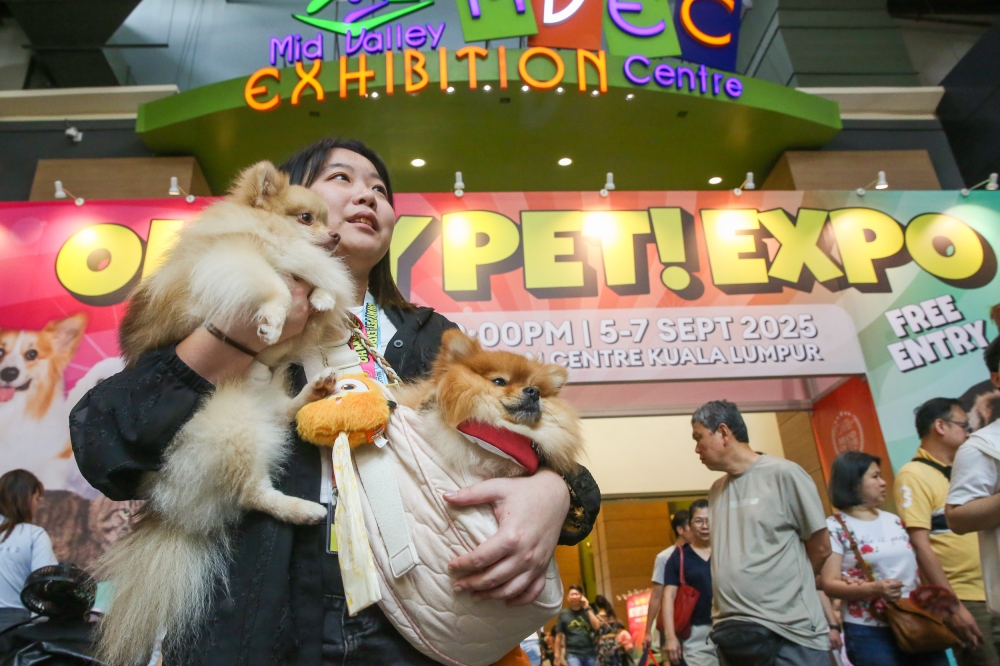Many pet parents took the opportunity to show off their companions. — Picture By Choo Choy May