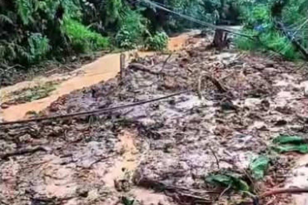 Rescuers and villagers scramble to find the missing man. — The Borneo Post pic