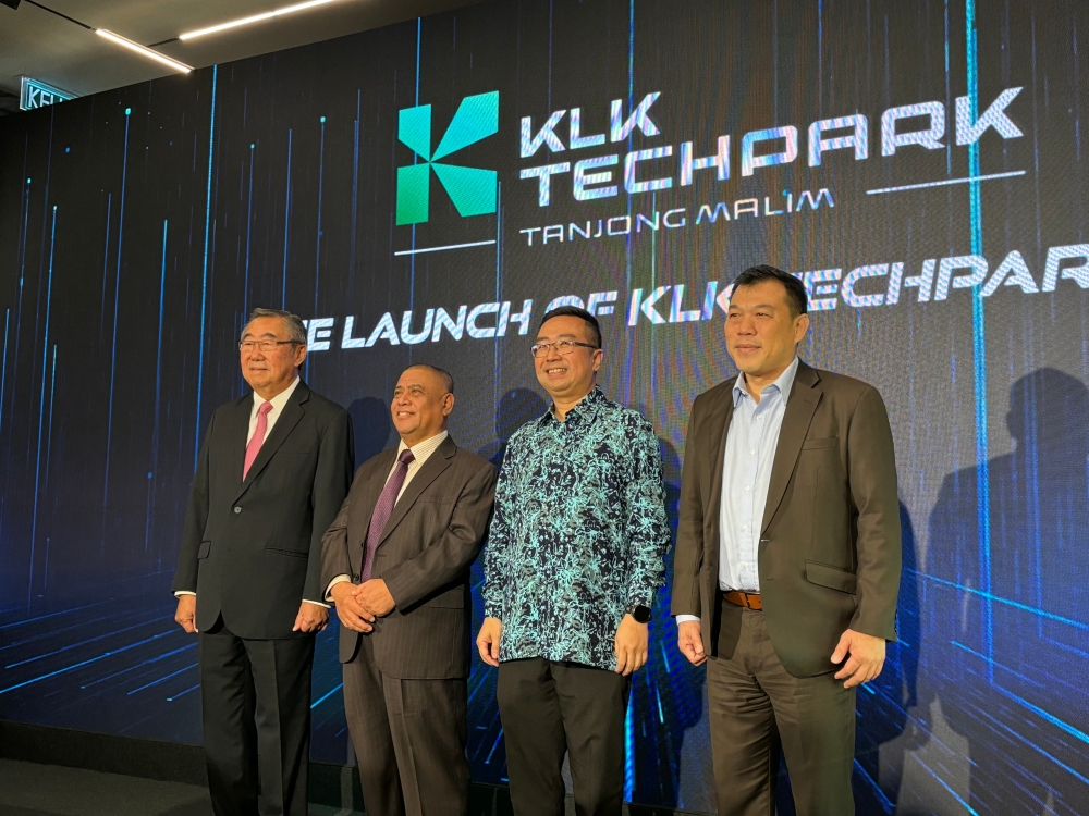 Perak Menteri Besar Datuk Seri Saarani Mohamad together with KLK Berhad executive chairman Tan Sri Lee Oi Hian; Science, Technology and Innovation Minister Chang Lih Kang; and state Tourism, Industry, Investment and Corridor Development committee chairman Loh Sze Yee at the launch of the KLK TechPark project. — Picture by John Bunyan