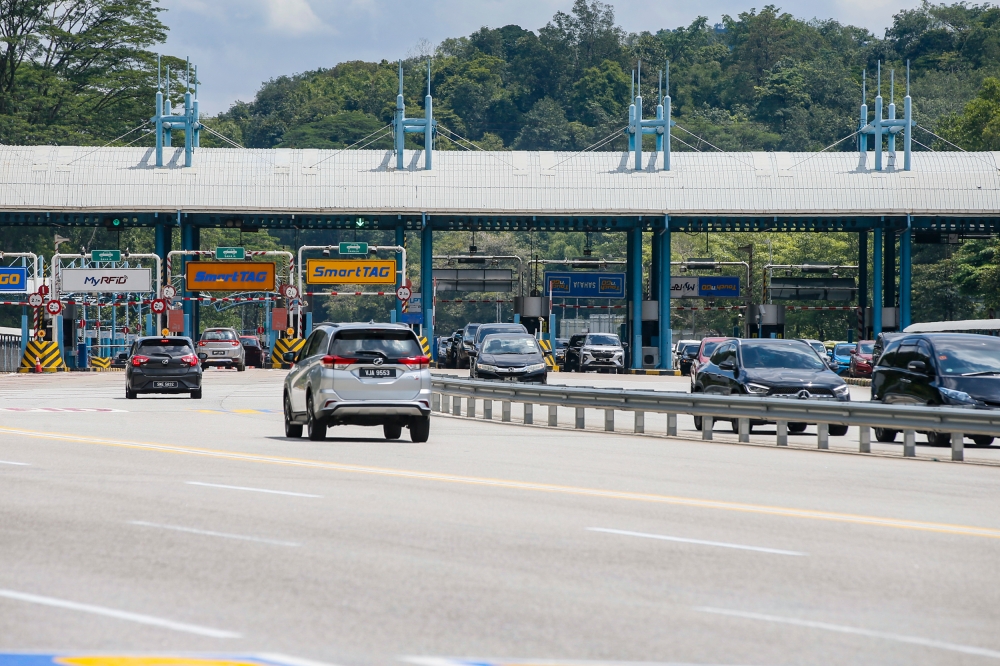 Investigations found the couple allegedly distributed the illegally modified cards to lorry drivers to bypass toll plazas during deliveries, reducing operational costs and boosting profits. — Picture by Hari Anggara