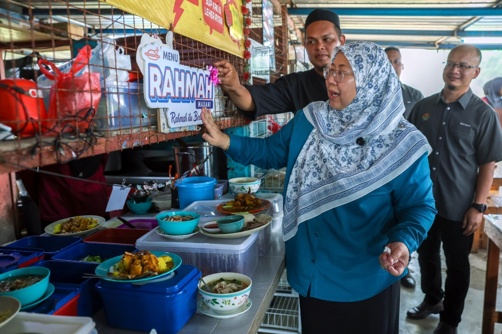 Deputy Minister Fuziah Salleh placing a Menu Rahmah sign at a food stall during the ‘Jom Cari Menu Rahmah’ programme in Tanjung Gosong, Pekan, Pahang on September 12, 2025. — Bernama pic
