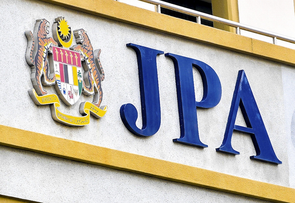 The minimum age for early retirement in the civil sector is 40, but PSD Pension Division deputy director Anom Akmar Mohd Omar advised those thinking about it to consider their finances, family support and alternative income sources before opting out. — Bernama pic