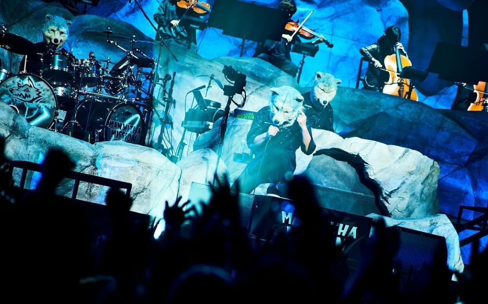 MWAM electrifies the crowd with a powerful on-stage performance. — Picture via Instagram/mwamofficial