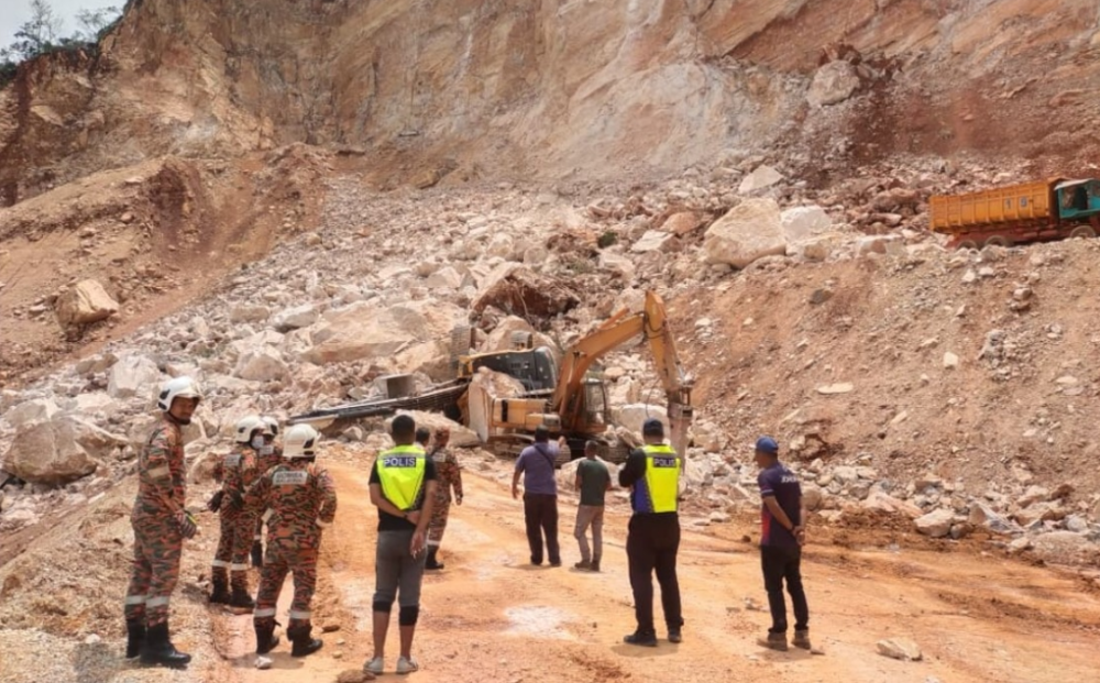 A worker was reported trapped in a rockfall at a quarry in Ulu Gali, Sungai Ruan, Raub, yesterday. — Bernama pic/PDRM handout