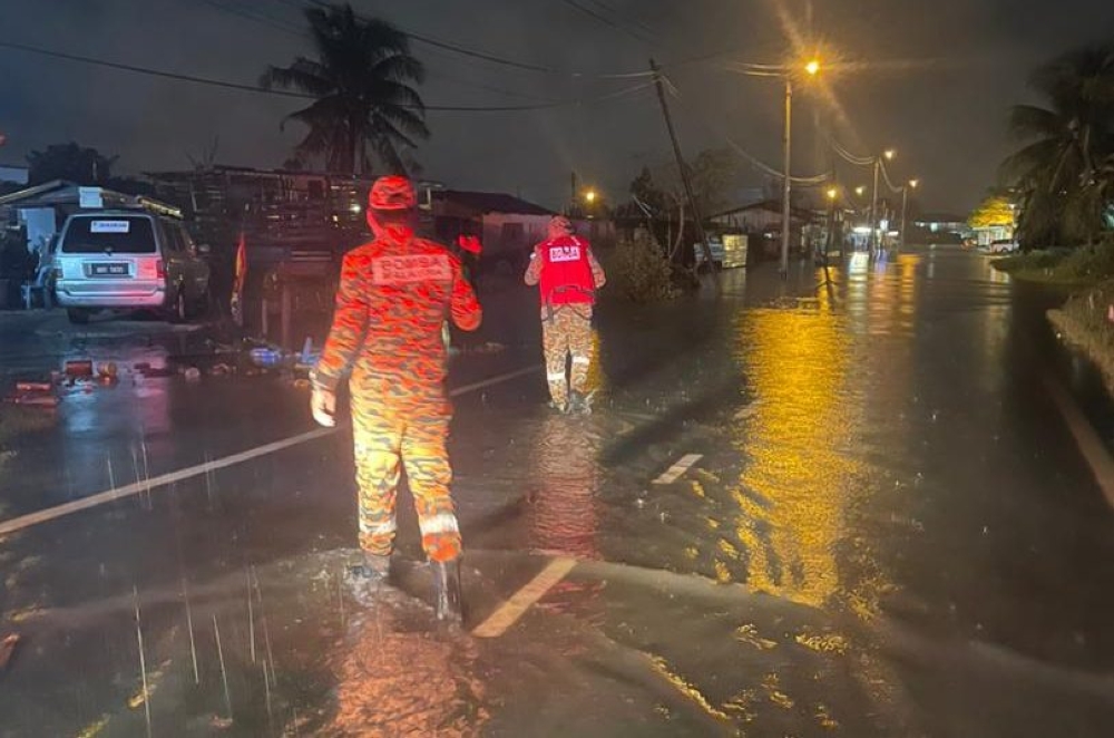 Heavy rain on Saturday caused flash floods in several parts of northern Miri, with water overflowing onto roads and inundating homes in low-lying areas. — The Borneo Post pic
