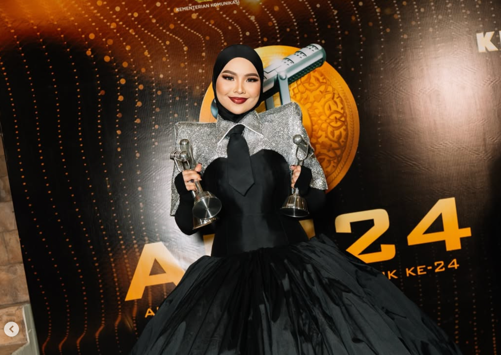 Aina Abdul poses for pictures with two of her AIM24 awards at Arena of Stars in Genting Highlands last night. — Picture via Instagram/Aina Abdul