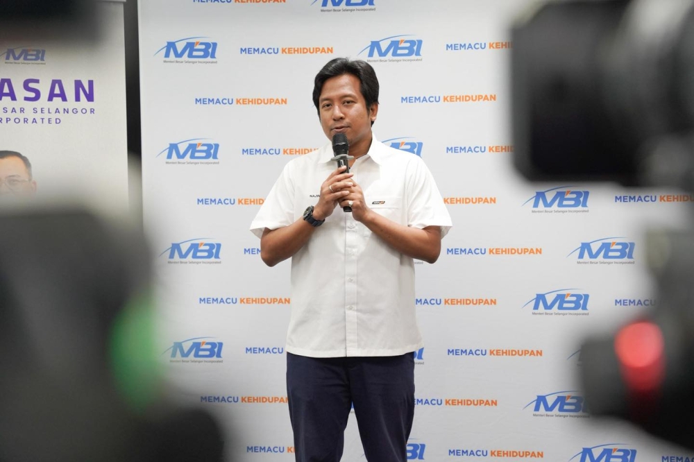 The Selangor Youth, Sports and Entrepreneurship Committee chairman said he received an email on Friday, in which he was told to pay US$100,000 (RM420,000) to prevent the AI-doctored video from going viral. — Picture via Facebook/Najwan Halimi