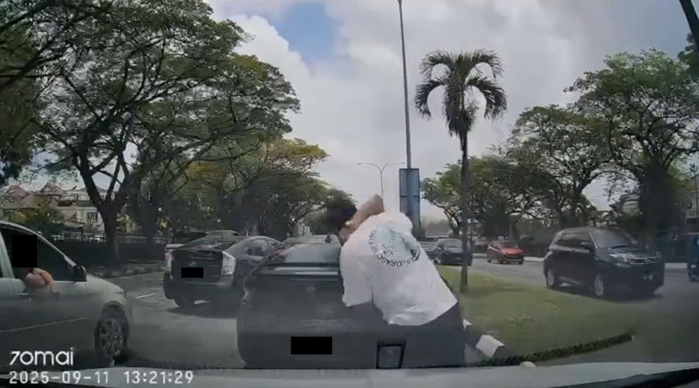 Dashcam footage of the altercation between the two drivers.