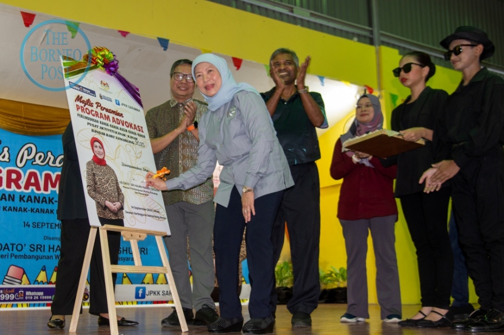 Nancy officiates the Child Protection Advocacy Programme in Samariang Aman, joined by (from 3rd right, back row) Nadia, John, Mohammad Ali and others. — The Borneo Post pic