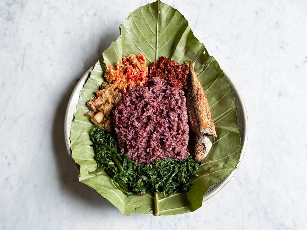 Set Linopot is not often found in the Klang Valley with its brown reddish rice wrapped in a leaf parcel and served with sides. — Picture by Lee Khang Yi