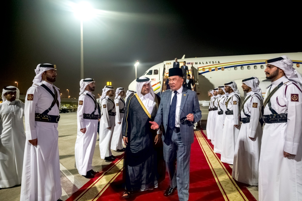 Prime Minister Datuk Seri Anwar Ibrahim landed at Doha at 9.30 pm local time (2.30am, September 15, 2025 Malaysian time) for the Arab-Islamic Extraordinary Summit and was accorded a Guard of Honour by the Qatar Amiri Guard before being welcomed by Qatar’s Deputy Prime Minister and Minister of State for Defence Affairs Sheikh Saoud Abdulrahman Al Thani. — Bernama pic