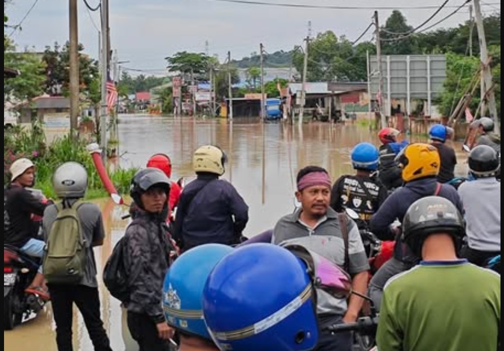 Social media posts by residents showed floodwaters rising from around 6am, although water levels in some areas have since begun to recede. — Picture from Facebook/Info Warga Hulu Langat