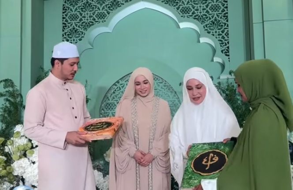Fattah Amin and Amira Othman are presented with gifts at Dewan Utama, Golden Palm Tree Bagan Lalang, last night. — Fattah Amin II/Facebook pic