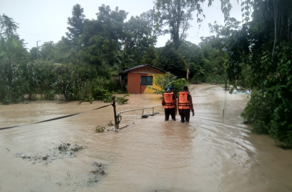 District Disaster Management Committee chairman Yuhanas Auree Kamarudin said the floods affected nine houses along with nine cars, nine motorcycles and two lorries. — Picture from Facebook/Arewin Awien