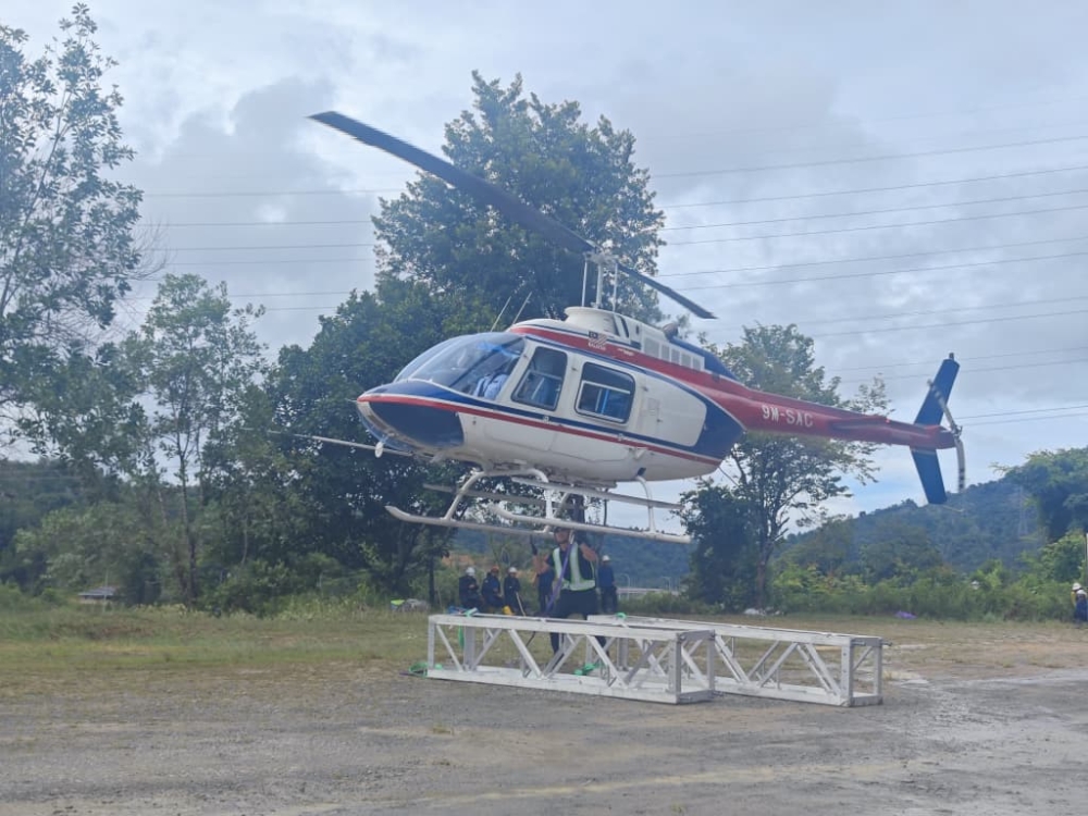 SESB thanked Sabah Air Aviation Sdn Bhd for providing helicopter support to lift the equipment needed to construct an Emergency Restoration System (ERS) tower to replace the collapsed structure. — The Borneo Post pic