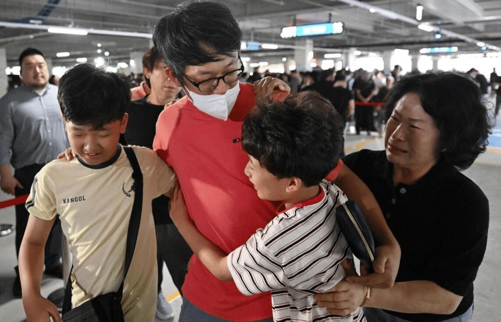 A South Korean worker detained during a US immigration raid at a US Hyundai plant returns to his family in Incheon. — AFP pic