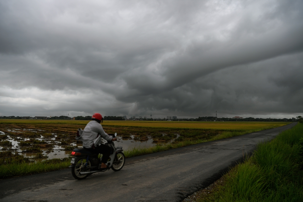 In a Facebook post, MetMalaysia said the affected areas include Perlis; Kedah (Langkawi, Kubang Pasu, Kota Setar, Pokok Sena, Padang Terap, Yan, Pendang, and Kuala Muda); Penang; Perak (Bagan Datuk and Hilir Perak); and Selangor (Sabak Bernam). — Bernama file pic
