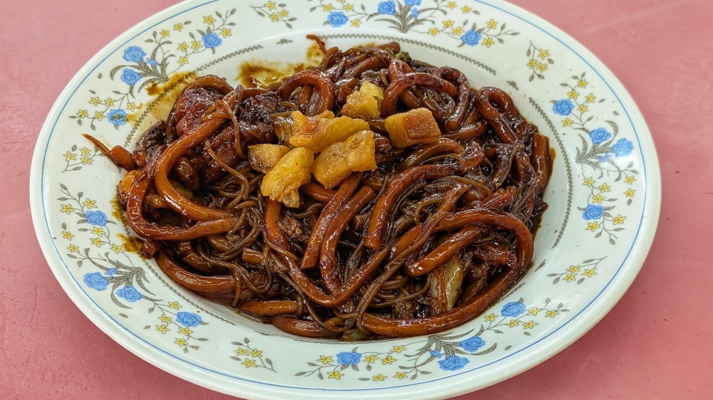 JJ Budget Restaurant is well known for its Penang offerings, but Brandy’s stall is also serving up some excellent KL-style Hokkien mee. — Picture by Ethan Lau